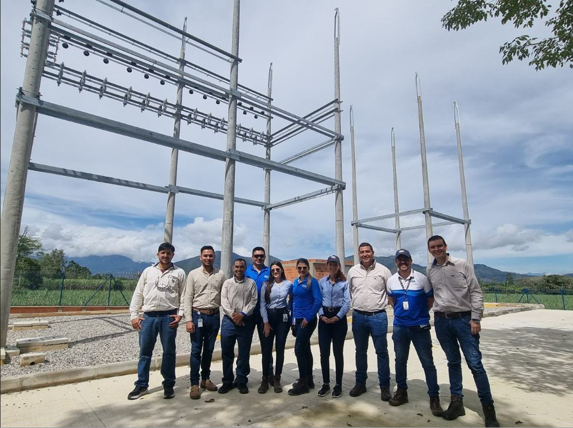 fotografía de trabajadores de ESSA en la nueva subestación Mogotes fotografía de trabajadores de ESSA en la nueva subestación Mogotes